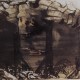 Ce détail d'un dessin de Victor Hugo représente les ruines (poutres verticales calcinées soutenant encore une arche à demie effondrée) d'un bâtiment incendiée. À qui la faute ?