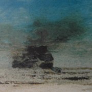 Forme d'une île ou d'un rocher sous un voile diaphane sur un fond bleu et dont le regard semble filtrer vers l'infini.