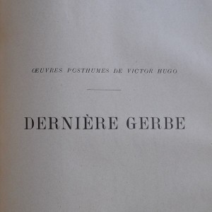 Deux titres sont inscrits sur cette page blanche : « ŒUVRES POSTHUMES DE VICTOR HUGO » et « DERNIÈRE GERBE ».