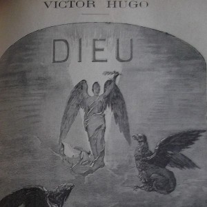 Gravure en noir et blanc qui représente un ange debout sur un nuage avec un griffon à ses pieds. Il est surmonté des lettres DIEU. Au-dessus de la gravure apparait VICTOR HUGO.
