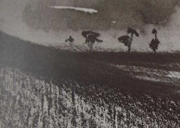 Ce détail d'un dessin de Victor Hugo représente un paysage au crépuscule du jour et de l'été : Quatre arbres se dressent sur la ligne d'horizon.
