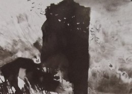 Ce détail d'un dessin de Victor Hugo représente une immense stèle sombre, surmontant une colline, devant laquelle passe un vol d'oiseaux.