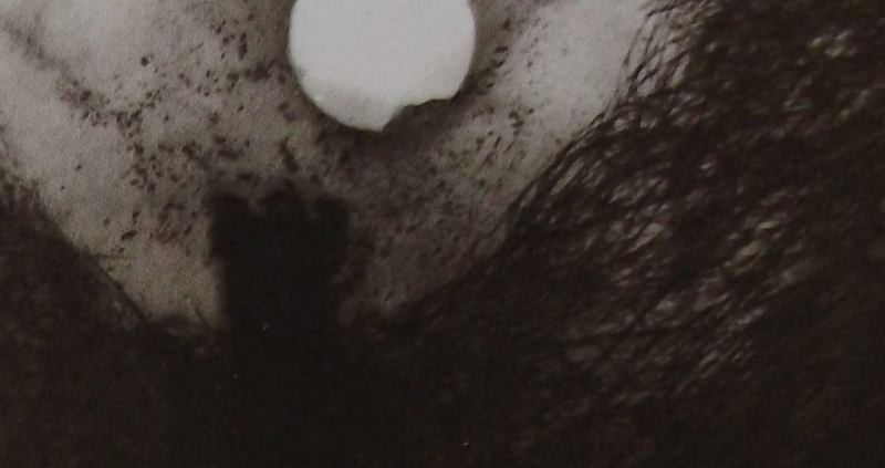 Ce détail d'un dessin de Victor Hugo représente un ange noir qui apparaît, ailes déployées, sous la lune blanche, éclatante, lumineuse.