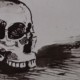 Ce détail d'un dessin de Victor Hugo représente les trous des yeux et du nez d'un crâne humain dont les dents servent de support.