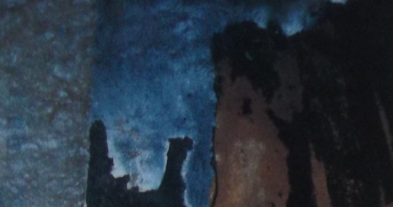 Ce détail d'un dessin de Victor Hugo représente une tour ocre et noire, sur fond de ciel bleu, accolée à deux formes sombres qui semblent se tenir par les bras (ou les manches) (ou les ailes si ce sont deux anges venus chercher Mahomet lors de l'an neuf de l'hégire).