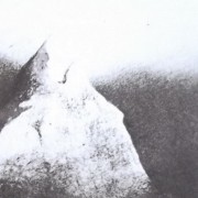 Ce détail d'un dessin de Victor Hugo représente un sommet enneigé au regard sévère. Il semble émerger de la noirceur qui l'entoure.