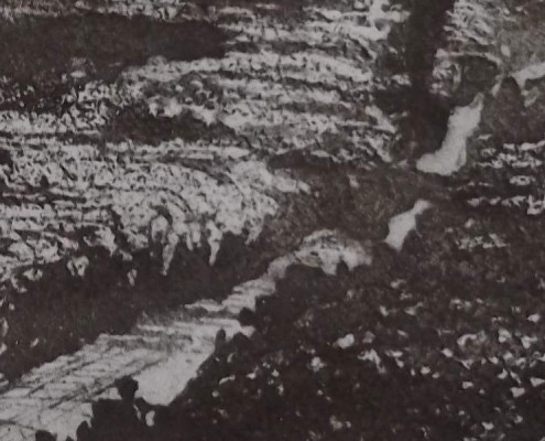 Ce détail d'un dessin de Victor Hugo représente un cours d'eau qui traverse la feuille en diagonale ascendante. L'une des berges est sombre, à gauche, l'autre est blanche, comme enneigée. Un pont (une planche ?) relie les deux berges.