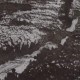 Ce détail d'un dessin de Victor Hugo représente un cours d'eau qui traverse la feuille en diagonale ascendante. L'une des berges est sombre, à gauche, l'autre est blanche, comme enneigée. Un pont (une planche ?) relie les deux berges.