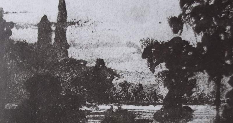 Ce détail d'un dessin de Victor Hugo représente une colline, sur laquelle se dresse une église (ou, du moins, une tour avec son clocher), de l'autre côté d'un étang, à travers des frondaisons.