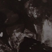 Ce détail d'un dessin de Victor Hugo représente l'océan au pied d'une falaise. On aperçoit une gerbe d'écume sur la droite.