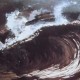 Ce détail d'un dessin de Victor Hugo représente une grosse vague de l'océan, onde d'énergie bousculant tout sur son passage. Des voiles d'écume la surmonte.