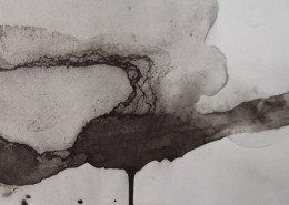 Ce détail d'un dessin abstrait de Victor Hugo représente une larme de sang qui coule vers le bas, échappée d'un œil à la paupière baissée.