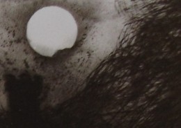 Ce détail d'un dessin de Victor Hugo représente l'élévation de la lune au-dessus d'une tour au bas d'une montagne.