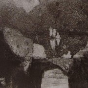 Ce détail d'un dessin de Victor Hugo représente l'arche d'un pont avec les silhouettes d'un château sur une île et d'un voilier.