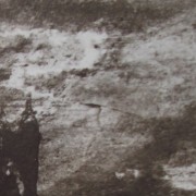 Ce détail d'un dessin de Victor Hugo représente un grand angle d'ombre d'où émerge la silhouette d'un château, devant le "visage irrité" de l'infini.