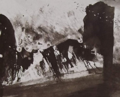 Ce détail d'un dessin de Victor Hugo représente, sur la droite, une stèle sombre devant laquelle passe un vol d'oiseaux, et sur la gauche une forme sombre et arrondie.