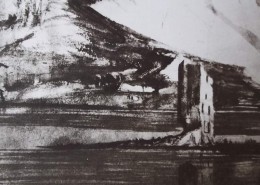 Ce détail d'un dessin de Victor Hugo représente une tour, qui se dresse sur un îlot au milieu d'un fleu, au pied d'une montagne. Hugo a représenté le Rhin.