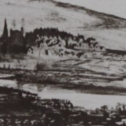 Ce détail d'un dessin de Victor Hugo représente un village au bord d'une rivière. On aperçoit derrière les flancs d'une colline.