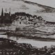 Ce détail d'un dessin de Victor Hugo représente un village au bord d'une rivière. On aperçoit derrière les flancs d'une colline.