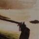 Ce détail d'un dessin de Victor Hugo représente une piscine, dans laquelle apparaît un nageur, en bord de mer. Une barque apparaît à droite ; au fond, l'horizon.