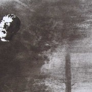 Ce détail d'un dessin de Victor Hugo représente une "tête coupée" qui flotte en haut à gauche, telle une lune dans le ciel, tandis qu'apparait en bas à droite le haut de la guillotine, une fois le fer tombé.