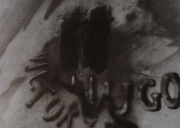 Ce détail d'un dessin de Victor Hugo représente son nom, "VICTOR HUGO" dessiné sur une ombre réalisée au pochoir.