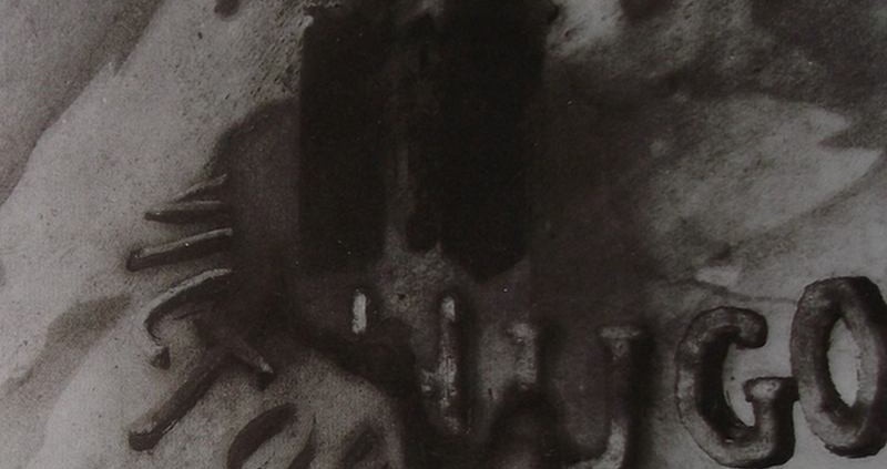 Ce détail d'un dessin de Victor Hugo représente son nom, "VICTOR HUGO" dessiné sur une ombre réalisée au pochoir.