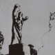 Ce détail d'un dessin de Victor Hugo représente des sculptures au sommet d'un temple (ou d'un autel). Un masque grimaçant qui est peut-être un pot et une statue de vierge à l'enfant présentant un globe ou un fruit de sa main gauche. Sue le coté se tord une vigne dont l'une des feuilles est une étoile.