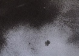 Ce détail d'un dessin de Victor Hugo représente le choc de deux ombres menaçantes, l'une plus noire que l'autre, au-dessus d'une petite tache sombre.