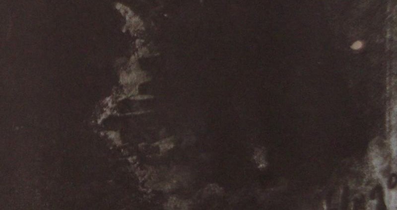Ce détail d'un dessin de Victor Hugo représente un sommet escalier grimpant dans l'obscurité. Dans le coin droit du bas, on distingue la signature "Hugo".