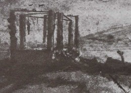 Ce détail d'un dessin de Victor Hugo représente un gibet, auquel est accroché un pendu, et des lambeaux de tissu.